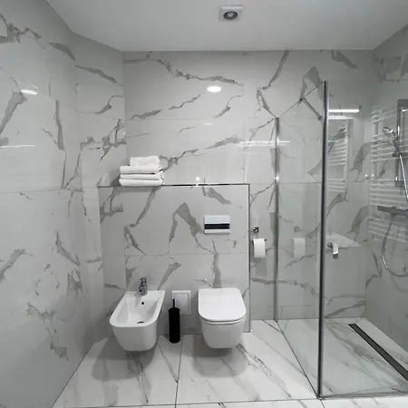 Adzikowy Dworek 酒店 *