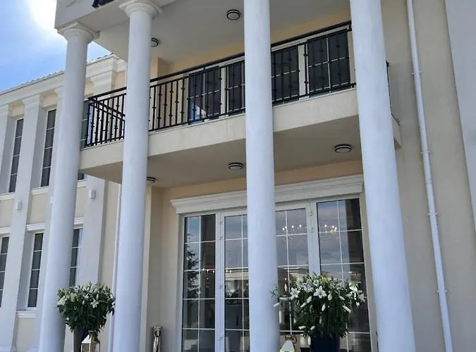 Adzikowy Dworek Hotel *