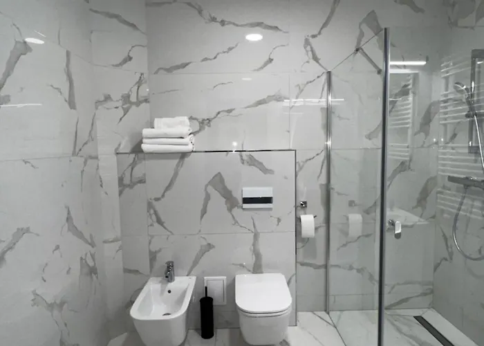 Adzikowy Dworek Hotel *